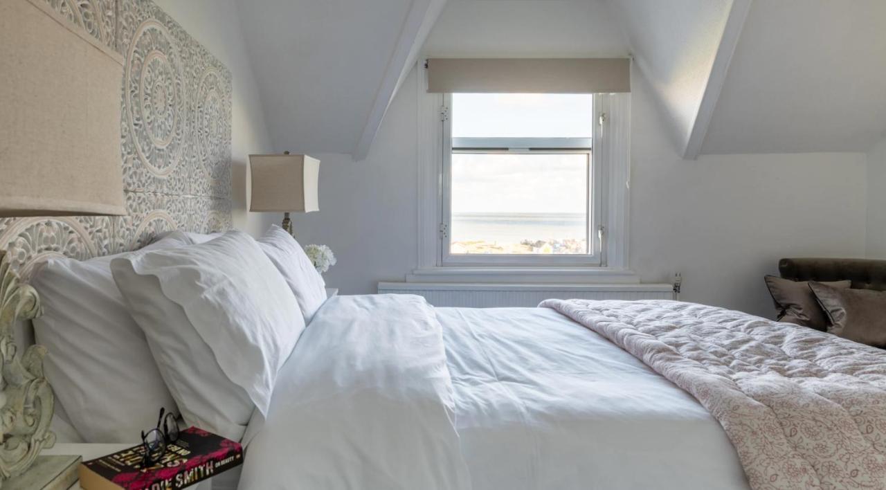 Tranquil Beachfront Beautiful 2-Bed Apartment Deal Esterno foto